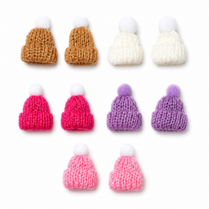Dale un toque especial a tus creaciones con estas gorritas elastizadas, adaptables a diferentes tamaños de cabecitas, diseñadas para facilitar tus trabajos y darle un toque encantador en otoño-invierno. Tamaño: 3cm aproximadamente